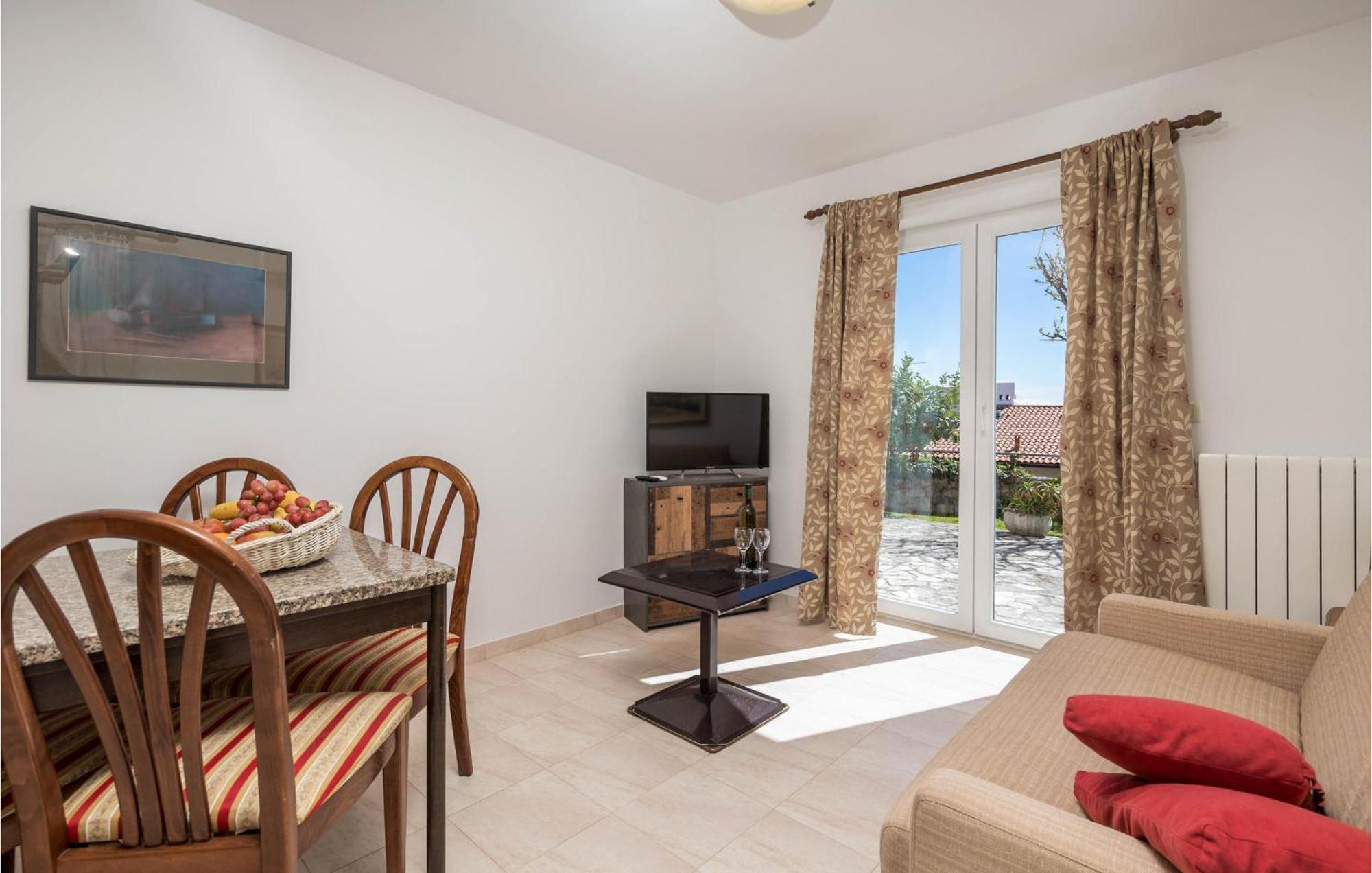 1 Bedroom Cozy Apartment In Ічичі Екстер'єр фото