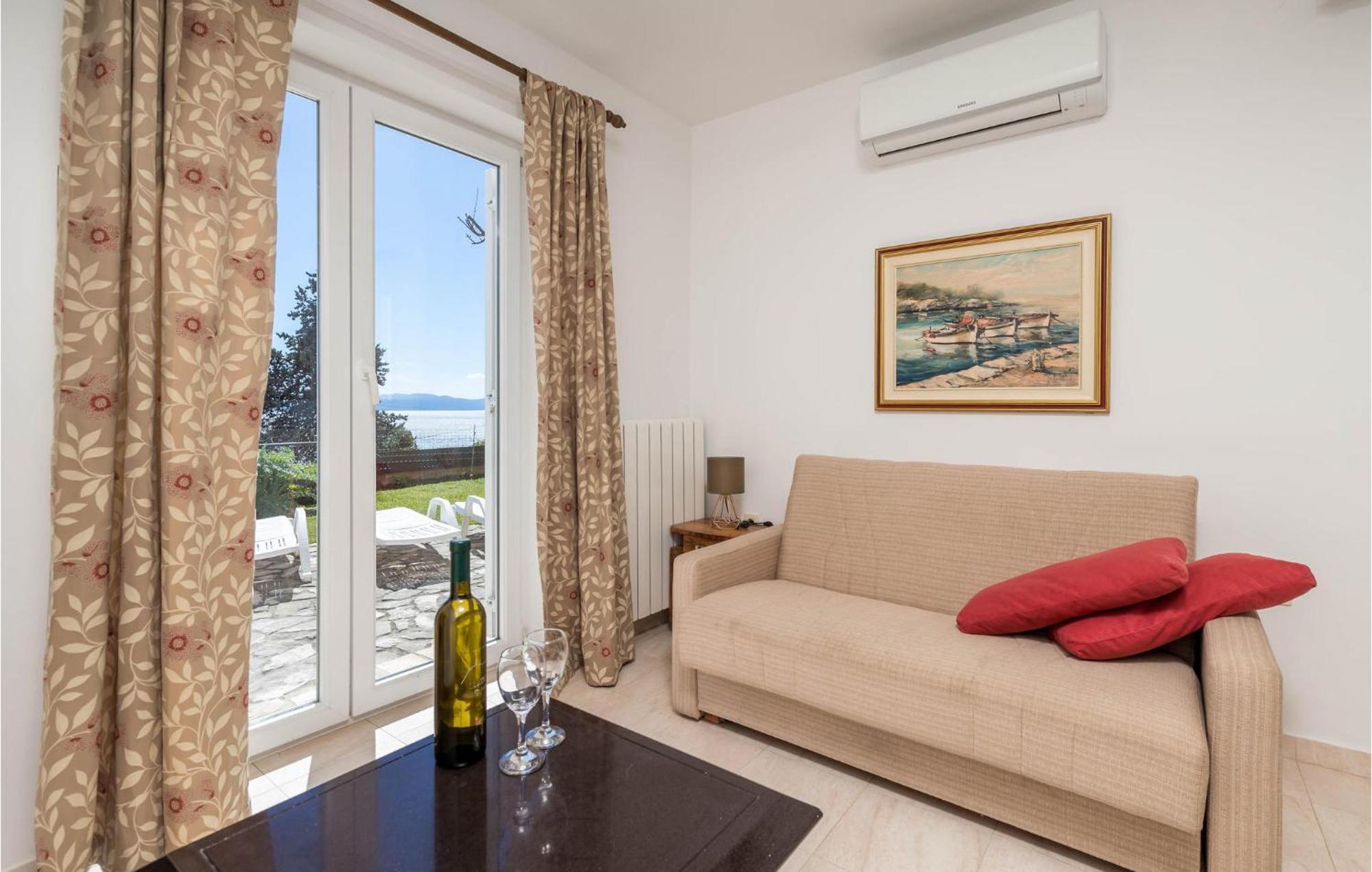 1 Bedroom Cozy Apartment In Ічичі Екстер'єр фото