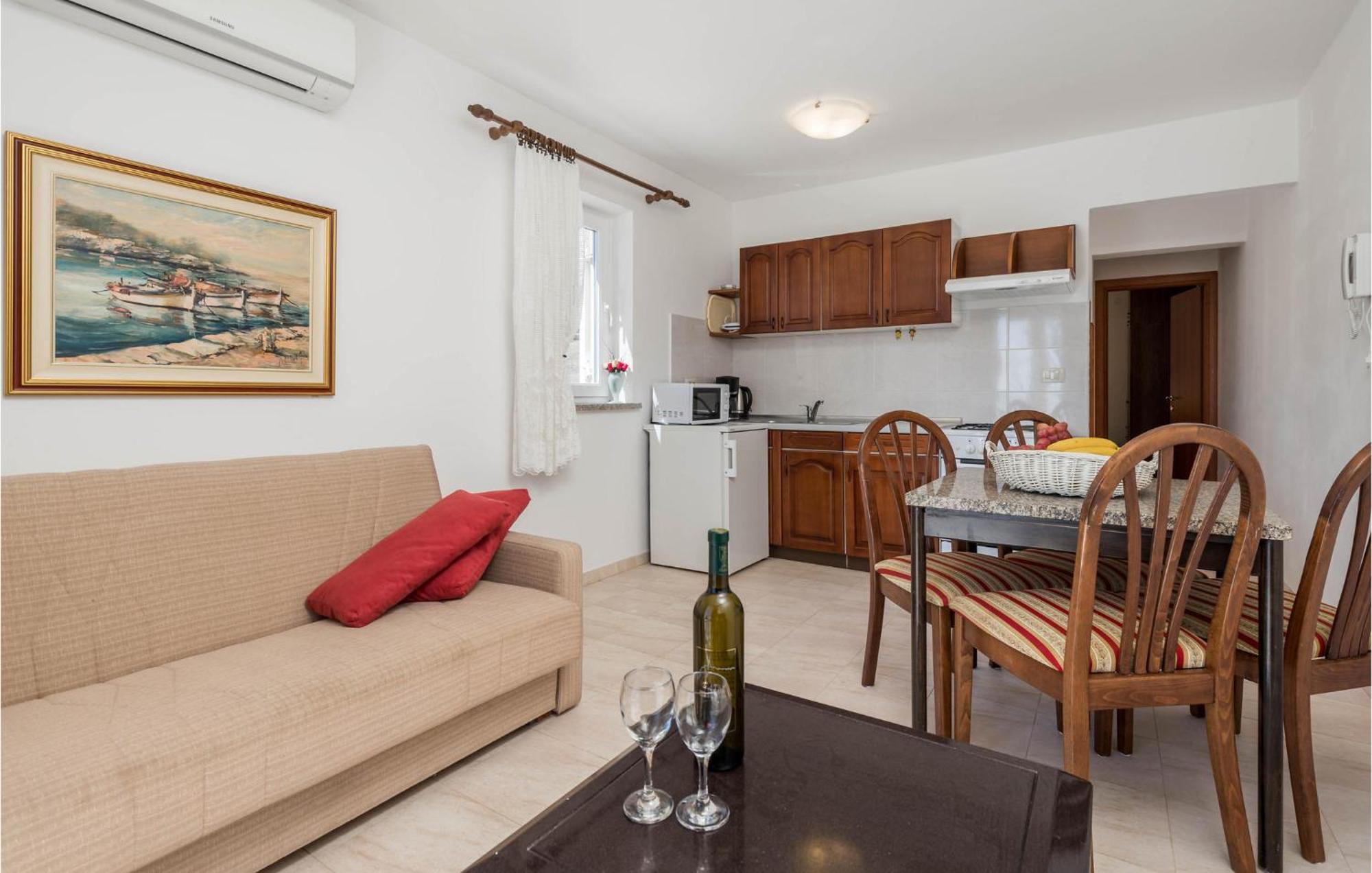1 Bedroom Cozy Apartment In Ічичі Екстер'єр фото